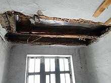 Обвалившийся потолок жилого дома в Златоусте закрепили дощечками