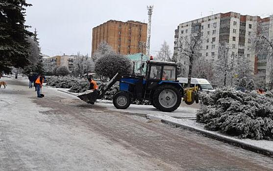 В Курске дороги ото льда чистили ночью 