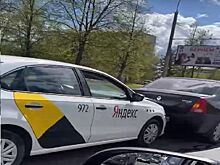 Водитель «Яндекс Такси» устроил тройную аварию перед мостом через Волгу