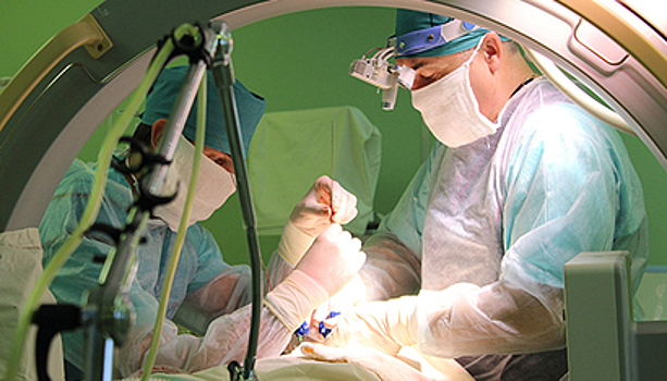 Калининградские нейрохирурги впервые провели операцию на позвоночнике по новой технологии