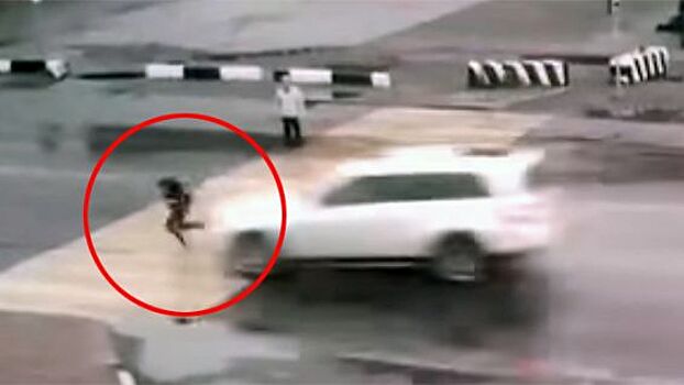 Видео: внедорожник на огромной скорости сбил выпускницу на Сахалине