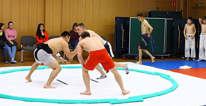 Мастера сумо провели тренировку для молодых борцов