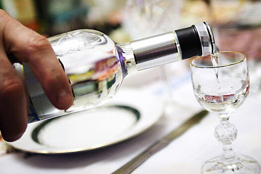 Надо меньше пить: в России повысят цены на водку