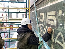 Проект "Вспомнить все" расчищает вывески на старых зданиях в Москве