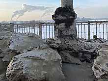 Грязный снегоотвал на обочине Октябрьского моста возмутил водителей Новосибирска