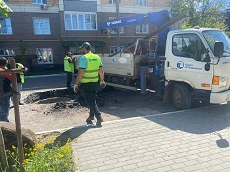 В Калуге на Московской восстанавливают люки