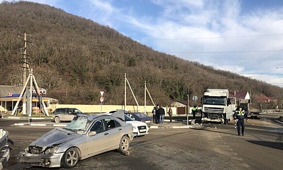 В ДТП под Геленджиком после столкновения с фурами погиб водитель Mercedes