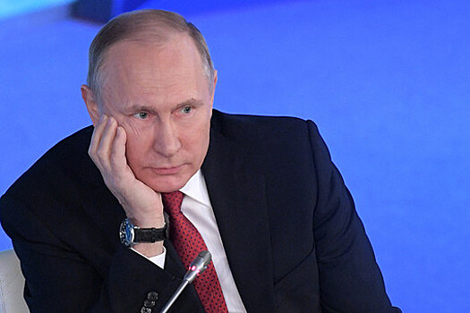 Песков: Плакат, изображающий Путина с макияжем – похабщина