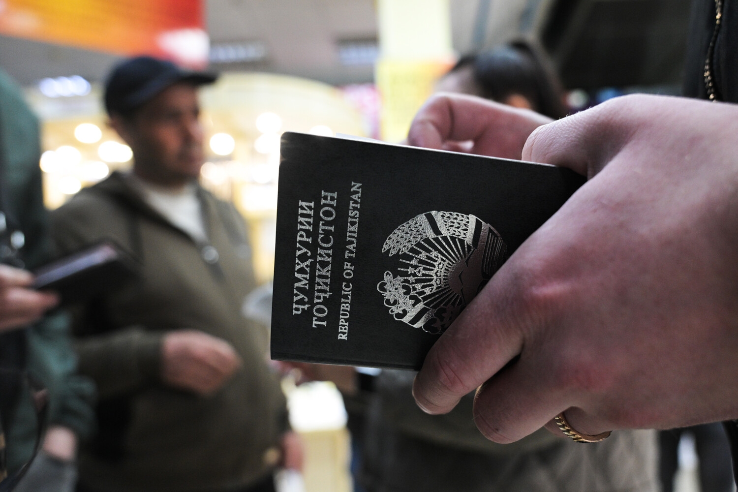 МИД Таджикистана рекомендует гражданам временно не выезжать в Россию