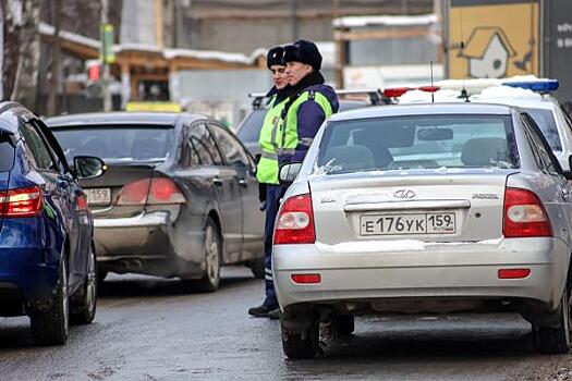 В Дагестане полицейские поздравили женщин-водителей с 8 Марта