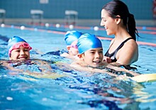 Психолог рассказала, с какого возраста лучше учить детей плавать