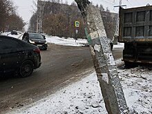 Накренившийся столб на улице Песочной в Ижевске не повлиял на электроснабжение