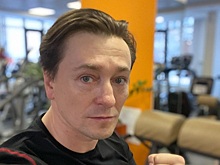«Сегодня уже месяц»: Безруков запечатлел отца с маленьким сыном на руках