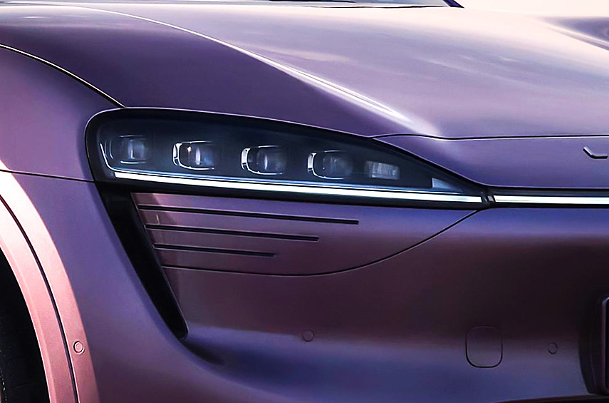 Длина, ширина и высота составляют 4,96, 1,98 и 1,63 метра соответственно, расстояние между осями — 2,95 метра. Автомобиль получит чисто электрическую и гибридную силовые установки, причём у обеих версий будет 800-вольтовая электросистема. Моноприводный вариант с одним мотором выдаст до 292 лошадиных сил, полноприводный — 496 сил.