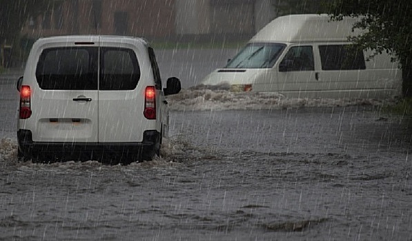 Сокращение расходов на ремонт ливневок скажется на качестве передвижения петербуржцев по городу
