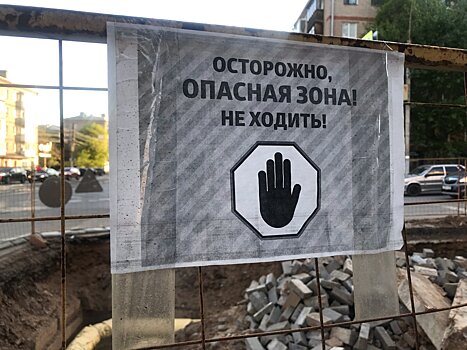 На улице Карла Либкнехта в Ижевске из повреждённой трубы бьёт горячая вода