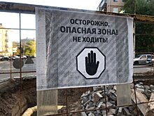 На улице Карла Либкнехта в Ижевске из повреждённой трубы бьёт горячая вода