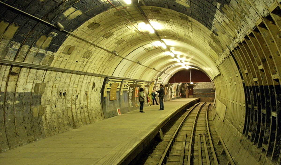 Олдвич, Лондон, Англия. Лондон обладает старейшим метро в мире. Естественно, что здесь можно насчитать сразу несколько станций-призраков. Остановка Aldwych использовалась как бомбоубежище во время Второй мировой войны, после которой так и не была введена в эксплуатацию вновь. Зато местные интерьеры полюбились киношникам: Олдвич можно увидеть в «28 недель спустя» и «Шерлоке».