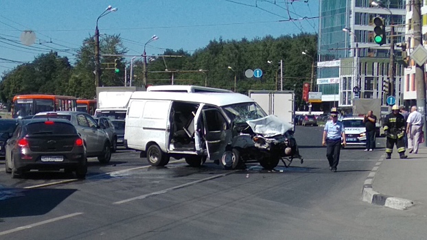 «Летел на красный»: у «Фантастики» столкнулись внедорожник и «Газель»