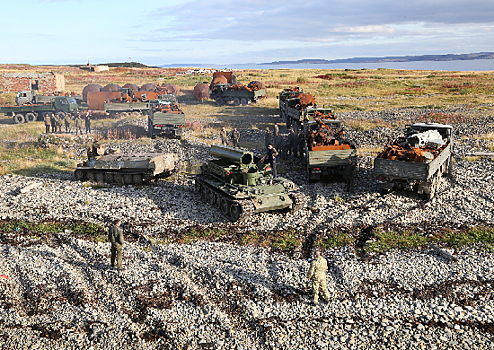 БДК «Александр Отраковский» вывез 70 тонн металлолома, собранного военными экологами на острове Кильдин в Баренцевом море