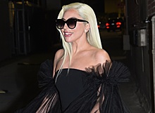 Леди Гага в черном мини и накладных рукавах-крыльях произвела фурор на съемках