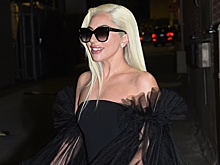 Леди Гага в черном мини и накладных рукавах-крыльях произвела фурор на съемках