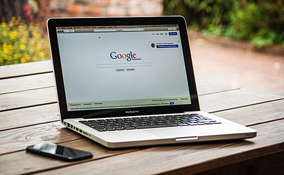 Юрист: Apple, Google и Zoom собирают информацию о действиях россиян в интернете