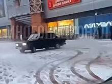 В России «крутившего пятаки» на тонированных «Жигулях» на тротуаре мигранта сняли на видео