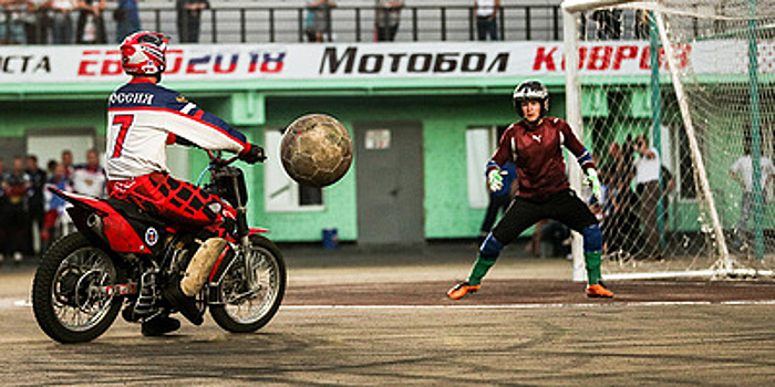 Футбол на скорости 80 км/ч. Что такое мотобол и почему он так популярен в России