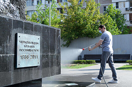 В Краснодаре очистили памятник чернобыльцам Кубани