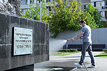 В Краснодаре очистили памятник чернобыльцам Кубани