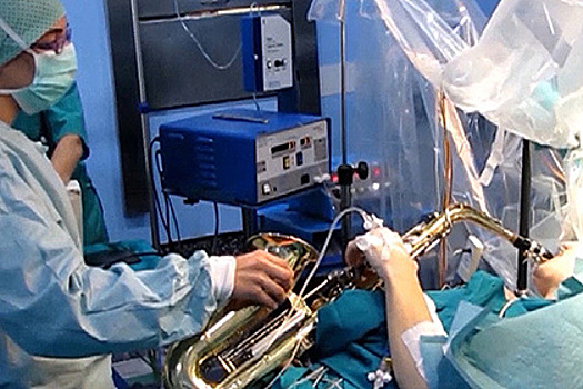 Музыкант сыграл на саксофоне во время операции на мозге