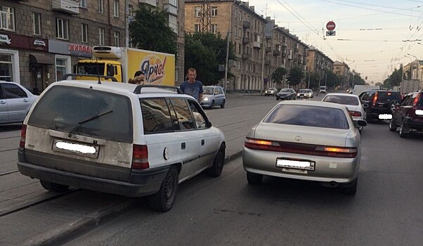 Две иномарки столкнулись на проспекте Дзержинского и заблокировали движение трамваев