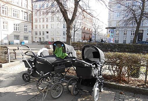 Почему в Дании оставляют детей на улице
