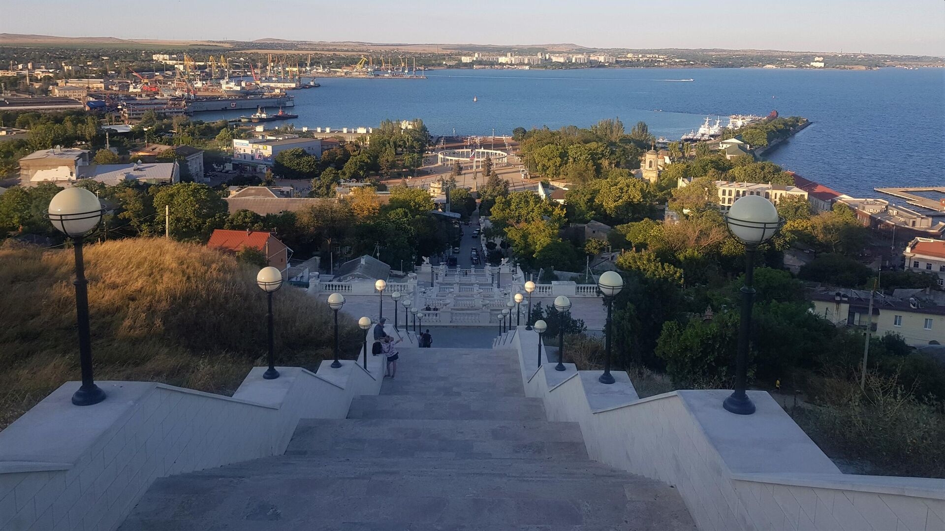 СМИ: Керчь осталась без электричества из-за пожаров на подстанциях