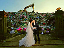 Mothership: молодожены с Тайваня устроили фотосессию на фоне горы мусора