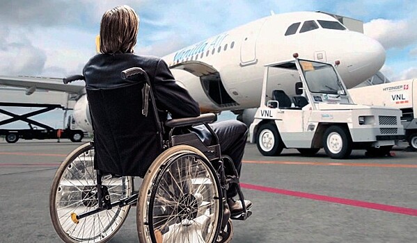 Инвалида заставили подниматься по трапу самолета ползком