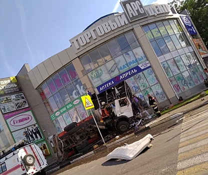 В Ростовской области грузовик протаранил торговый центр, водитель погиб