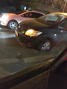 Машина провалилась в открытый люк в центре Ростова