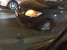 Машина провалилась в открытый люк в центре Ростова