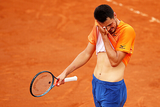 Австралиец Бернард Томич регулярно нарушает дух спортивной борьбы, отдавая матч за матчем