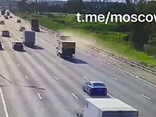 Прицеп грузовика врезался в иномарку Mazda на МКАД и попал на видео