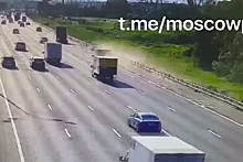 Прицеп грузовика врезался в иномарку Mazda на МКАД и попал на видео