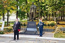 В Кирове состоялось возложение цветов к памятнику Феликсу Дзержинскому