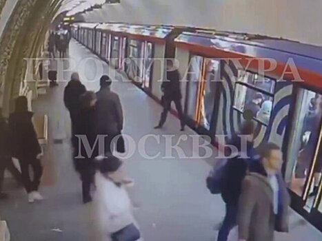 Мужчина разбил ногой стеклянную створку двери вагона на станции "Киевская"