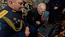 Военнослужащие ЦВО поздравили ветерана ВОВ с 97-летием и Новым годом из зоны СВО
