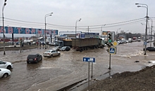 ГИБДД предостерегает воронежцев от поездок по затопленной улице Антонова-Овсеенко