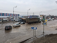 ГИБДД предостерегает воронежцев от поездок по затопленной улице Антонова-Овсеенко