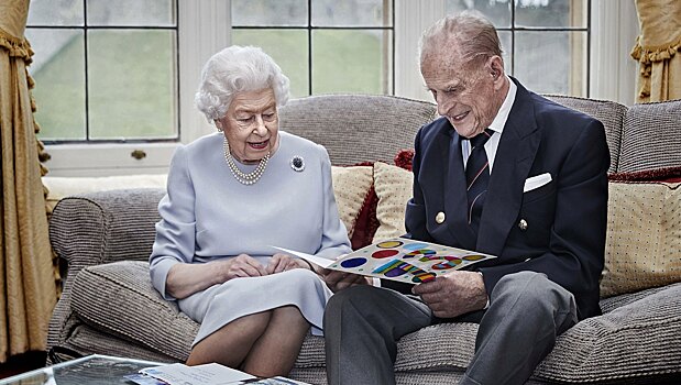 Елизавета II и принц Филипп отмечают 73-летие своего брака. Букингемский дворец опубликовал новое фото пары