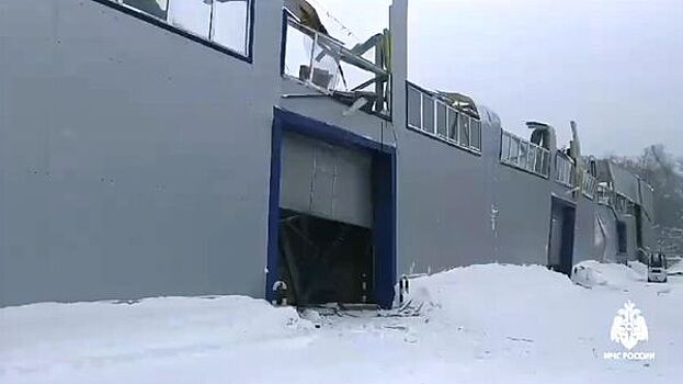 В Казани из-за снега обрушилась крыша здания, погиб человек